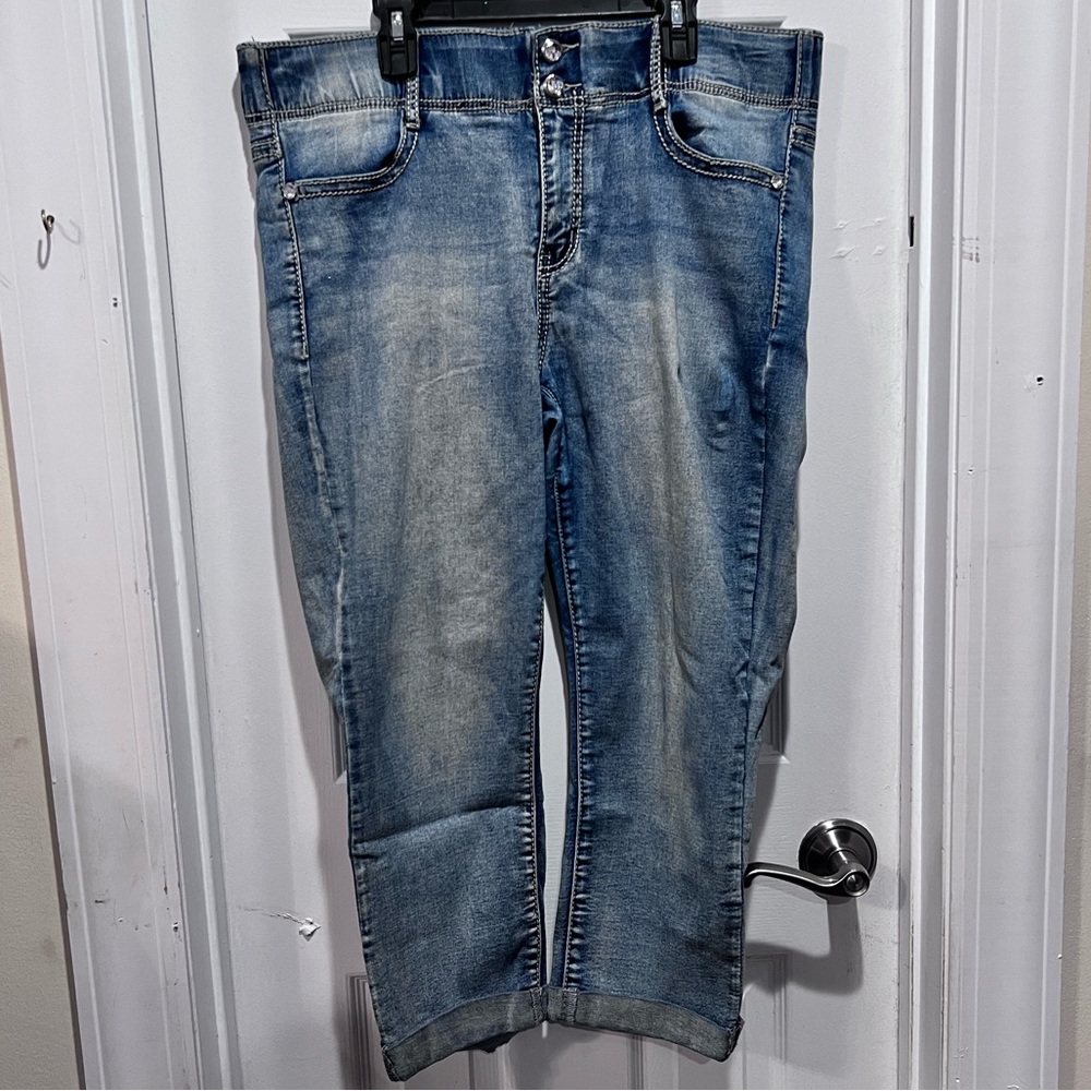 Apt 9 Bedazzled Capri. Size 16.